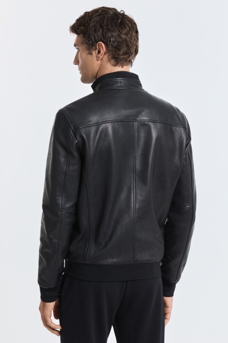 бомбер из натуральной кожи по цене 15350 руб вид справа