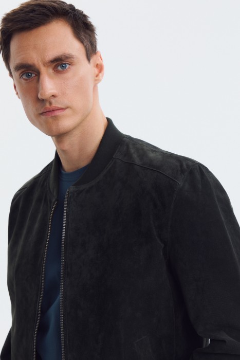 бомбер из натуральной замши из россии вид сбоку