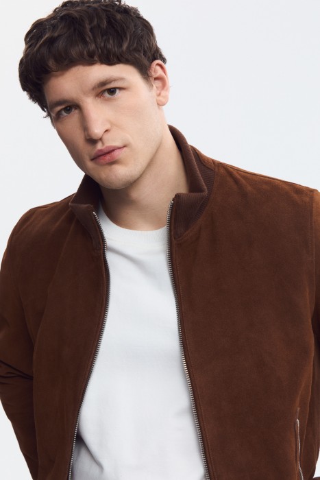 бомбер из натуральной замши из россии вид сбоку