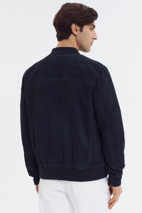 бомбер из натуральной замши по цене 15440 руб вид справа