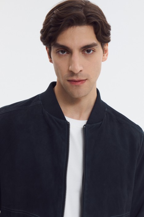 бомбер из натуральной замши из россии вид сбоку