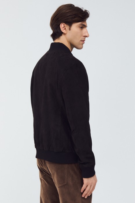 бомбер из натуральной замши по цене 16790 руб вид справа