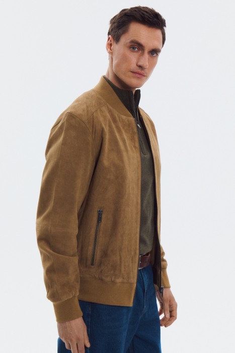 бомбер из натуральной замши по цене 13990 руб вид справа