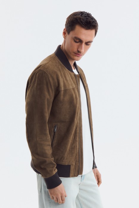 бомбер из натуральной замши по цене 13990 руб вид справа