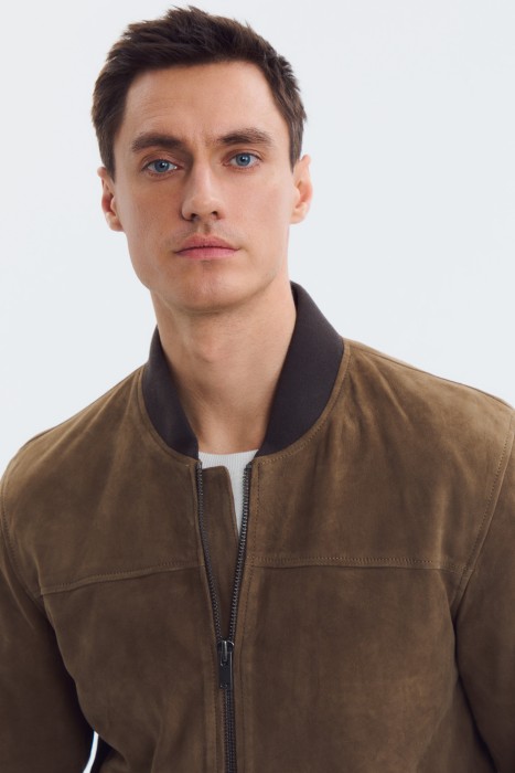 бомбер из натуральной замши из россии вид сбоку