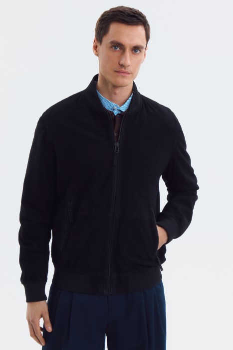 бомбер из натуральной замши по цене 14100 руб вид справа