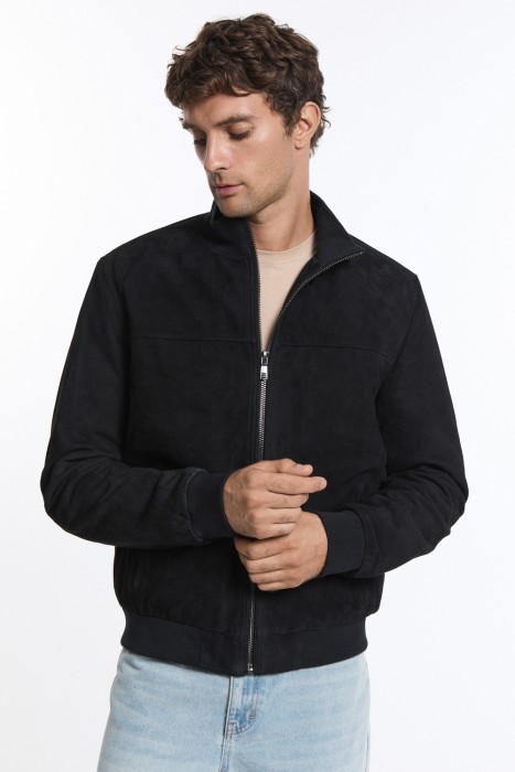 бомбер из натуральной замши по цене 12360 руб вид справа