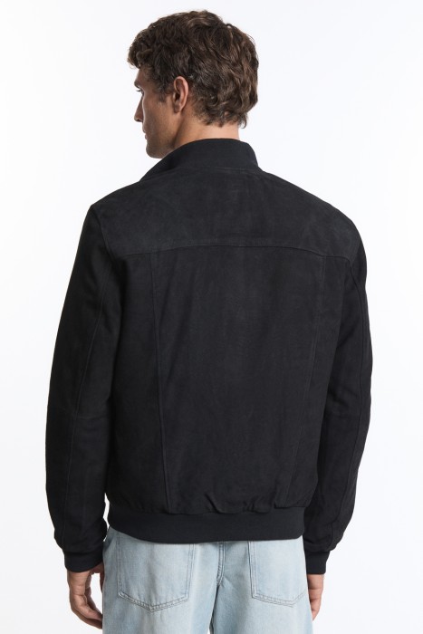 бомбер из натуральной замши из россии вид сбоку