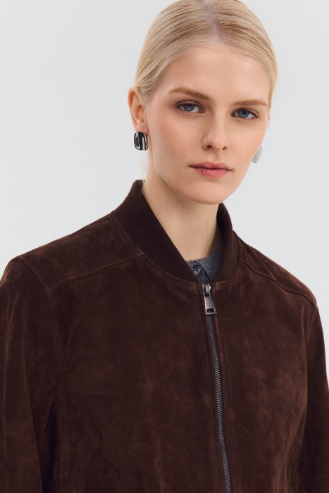 бомбер из натуральной замши из россии вид сбоку