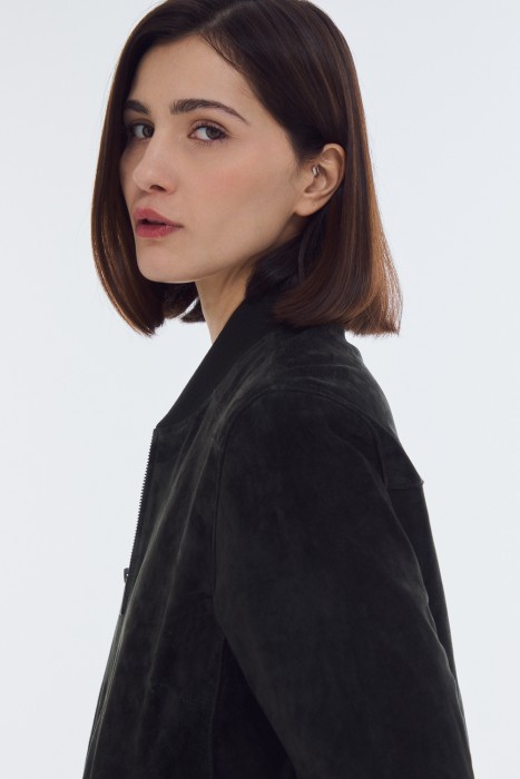 бомбер из натуральной замши из россии вид сбоку