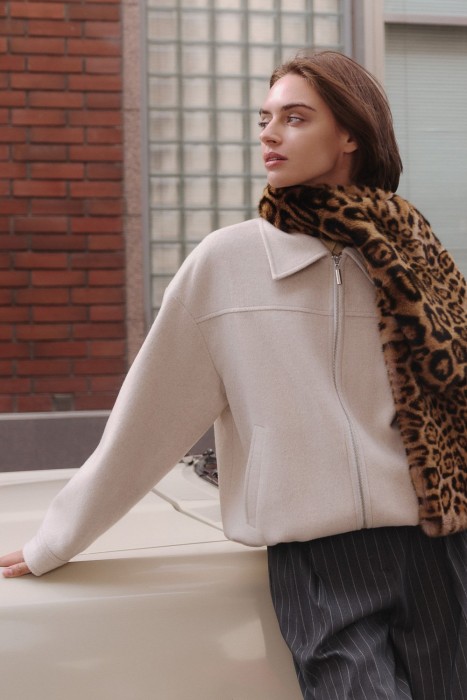 бомбер из пальтовой ткани от бренда снежная королева вид слева