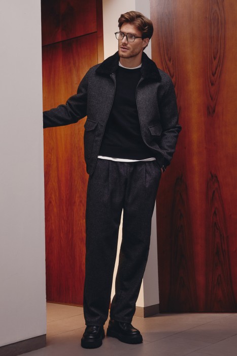 бомбер из шерсти с меховой отделкой от бренда снежная королева вид слева