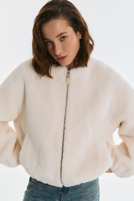 бомбер из шерсти из россии вид сбоку