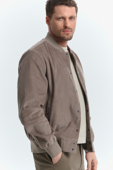 бомбер из вельвета по цене 2870 руб вид справа