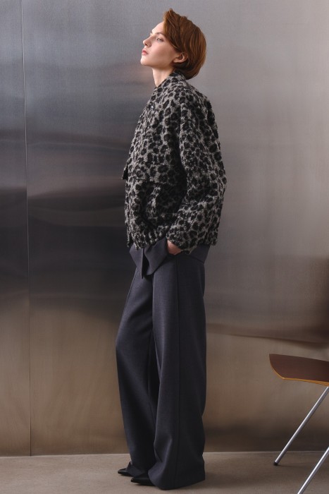 бомбер с анималистичным рисунком от бренда снежная королева вид слева