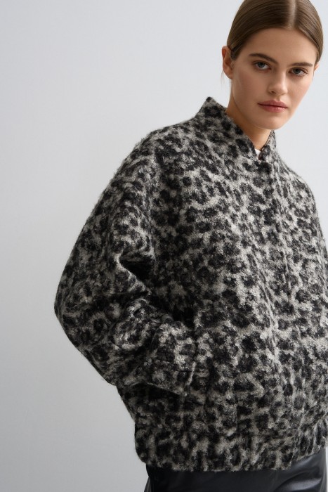 бомбер с анималистичным рисунком из россии вид сбоку