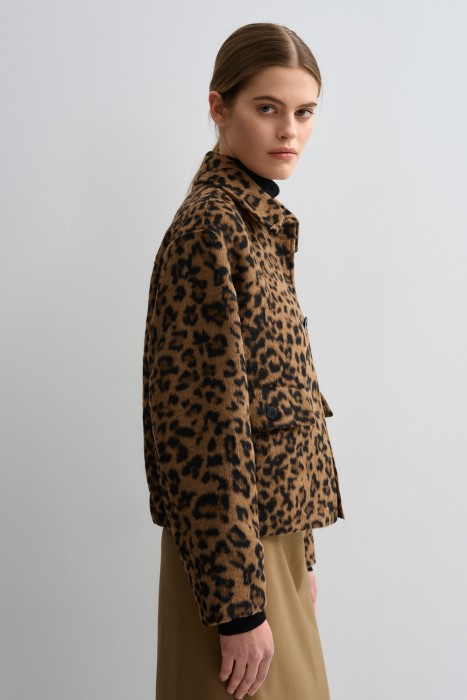 бомбер с анималистичным рисунком из россии вид сбоку