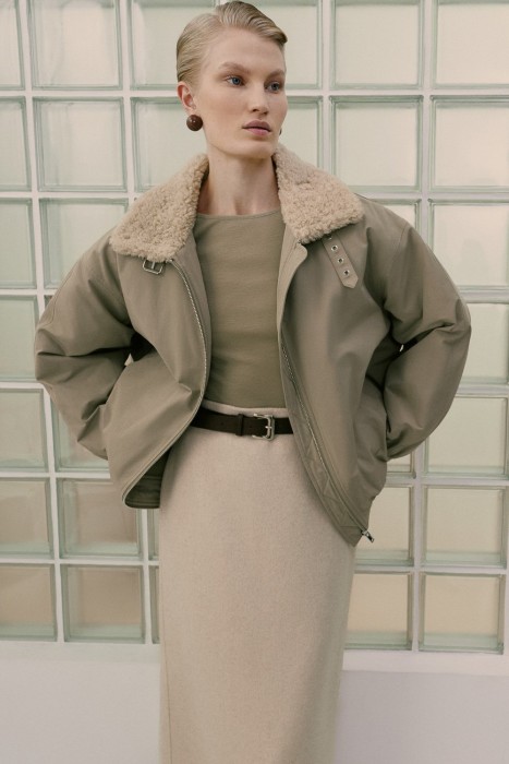 бомбер с меховой отделкой от бренда снежная королева вид слева