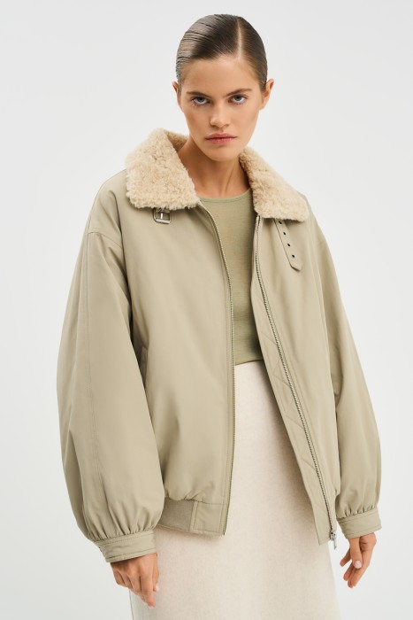 бомбер с меховой отделкой по цене 6320 руб вид справа