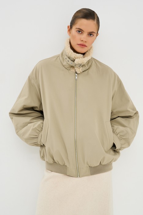 бомбер с меховой отделкой из россии вид сбоку