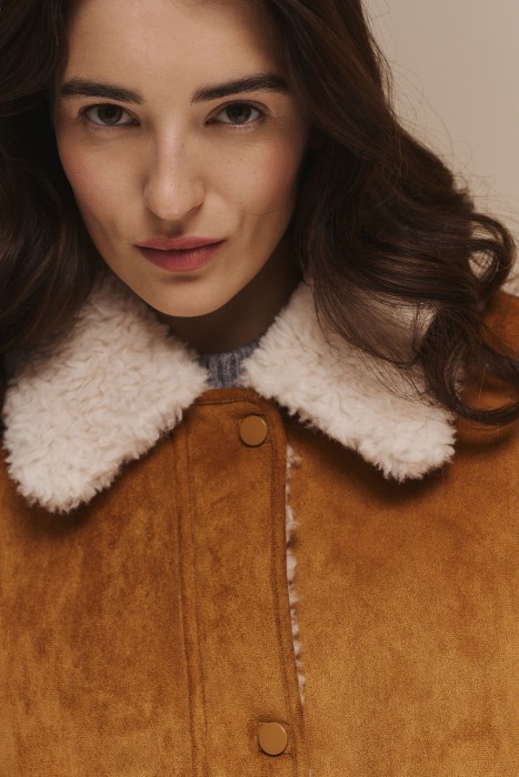 бомбер с меховой отделкой из россии вид сбоку