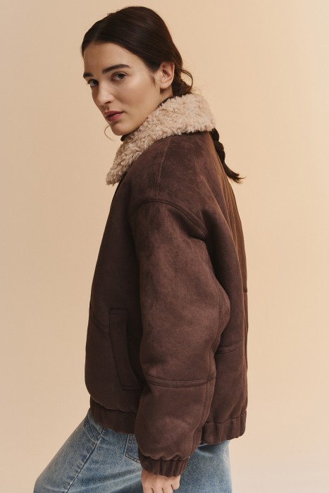 бомбер с меховой отделкой из россии вид сбоку