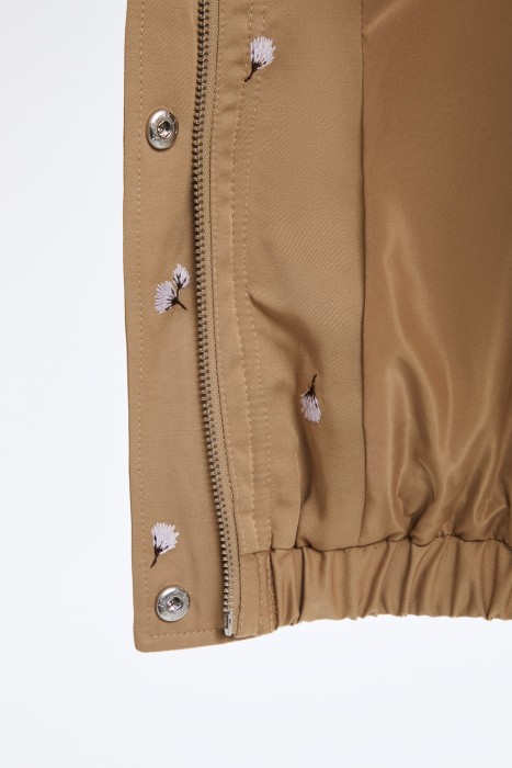 бомбер с вышивкой из россии вид сбоку