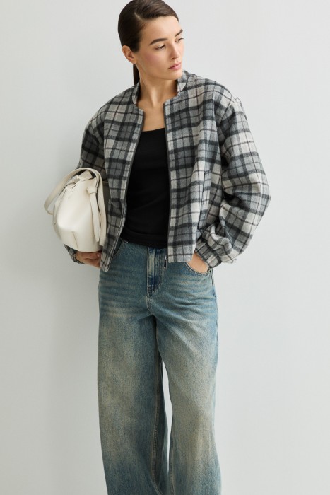 бомбер в клетку из россии вид сбоку