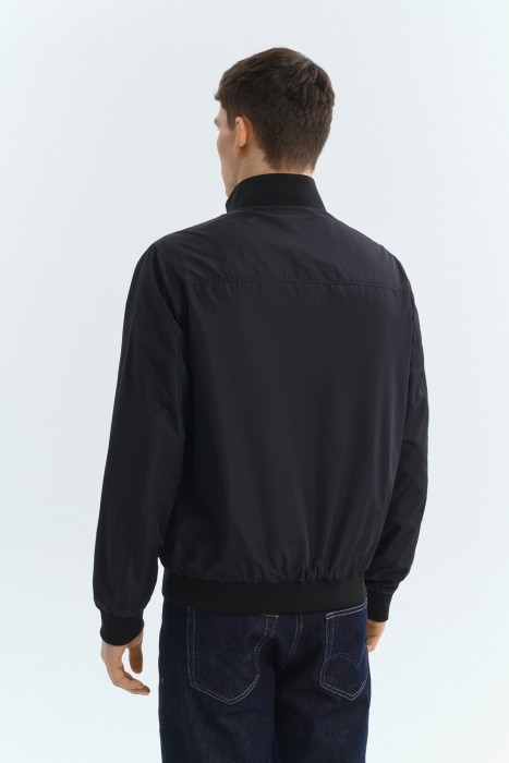 бомбер по цене 3440 руб вид справа