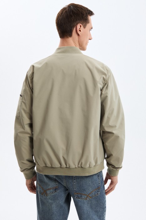 бомбер по цене 4830 руб вид справа