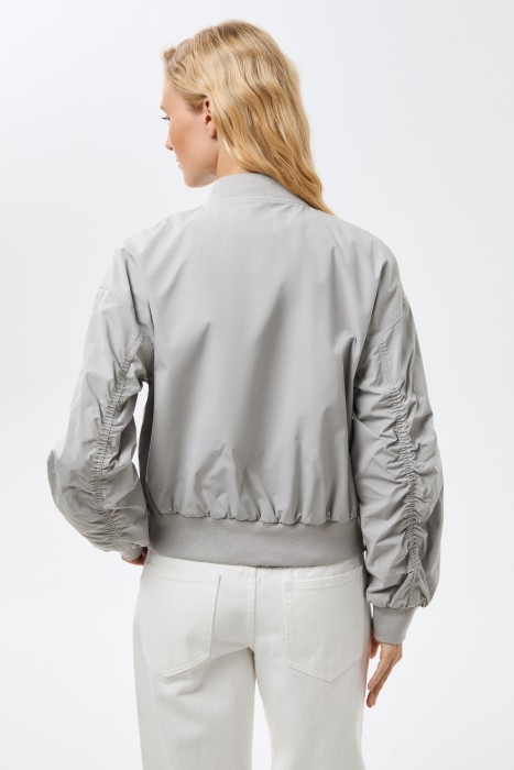 бомбер по цене 6900 руб вид справа