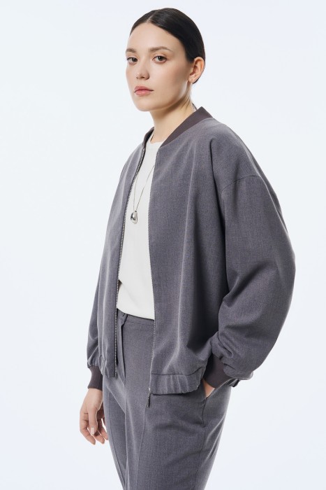 бомбер по цене 3250 руб вид справа