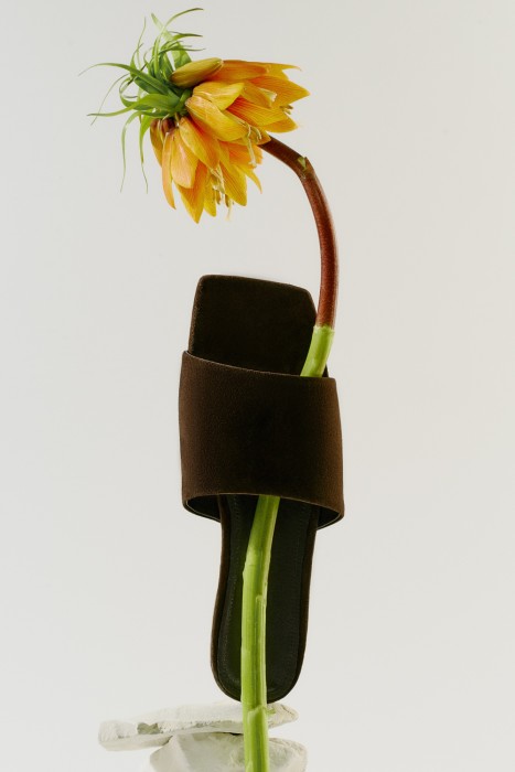 босоножки из натуральной кожи от бренда снежная королева вид слева