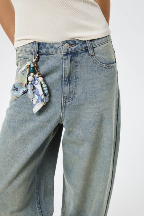 брелок от бренда снежная королева вид слева