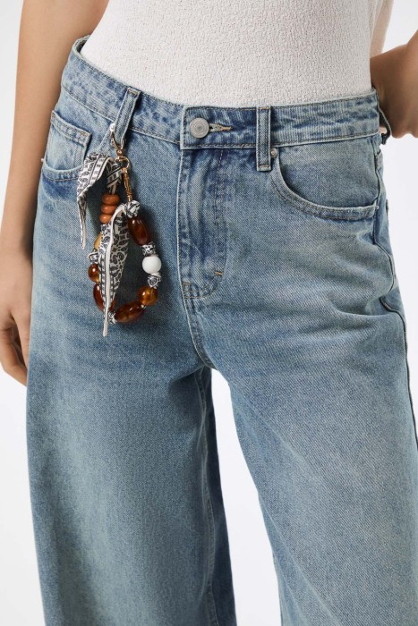 брелок от бренда снежная королева вид слева