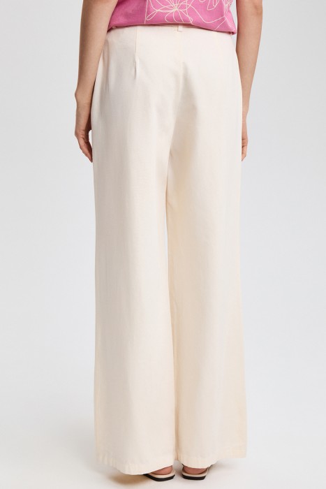 брюки прямого кроя по цене 5100 руб вид справа