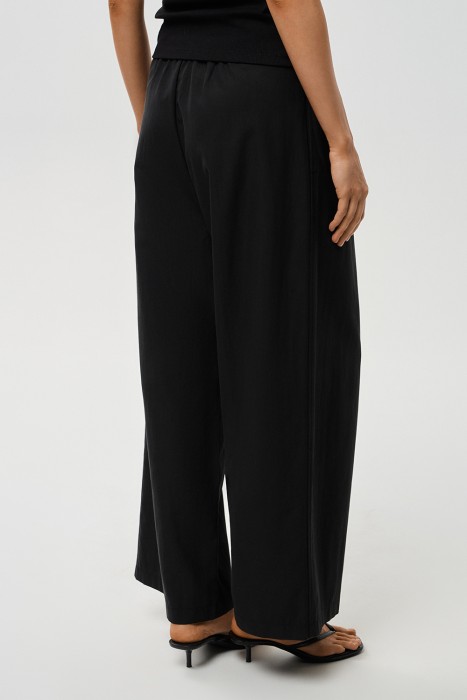 брюки с поясом на завязках по цене 3600 руб вид справа