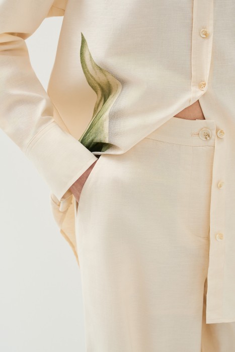 брюки с принтом из россии вид сбоку