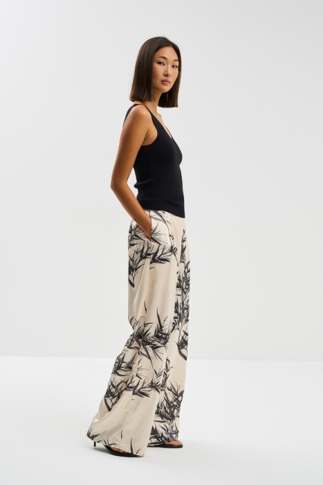 брюки с принтом из россии вид сбоку