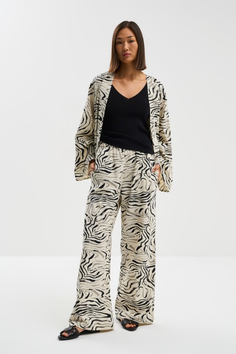 брюки с принтом от бренда снежная королева вид слева