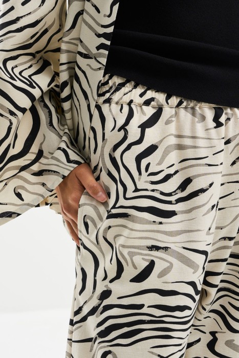 брюки с принтом из россии вид сбоку