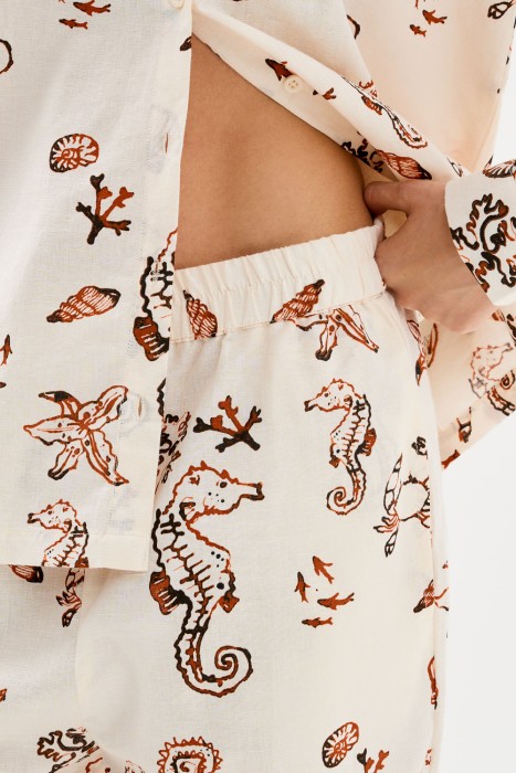 брюки с принтом из россии вид сбоку