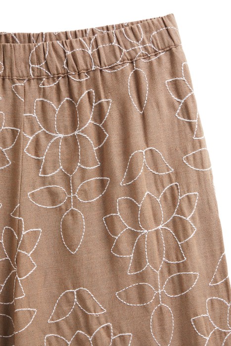 брюки с вышивкой из россии вид сбоку