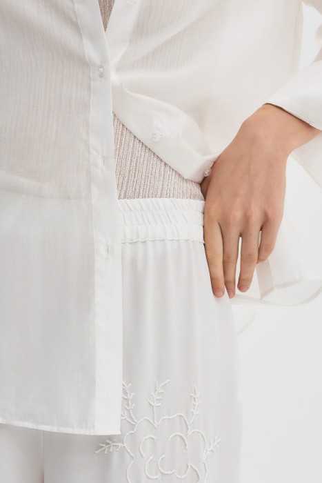 брюки с вышивкой от бренда снежная королева вид слева