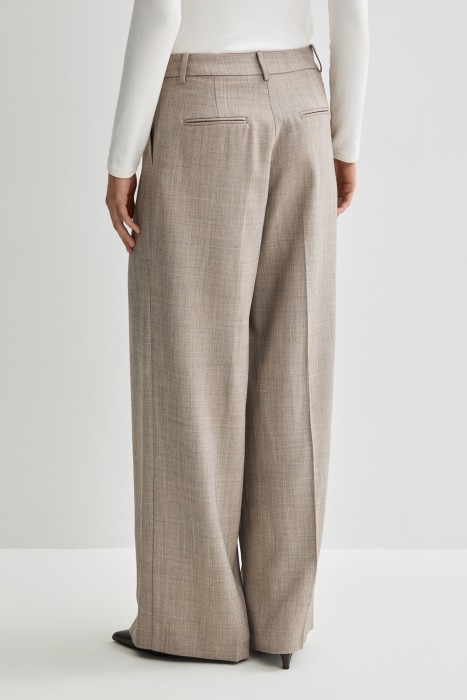 брюки с защипами по цене 3680 руб вид справа