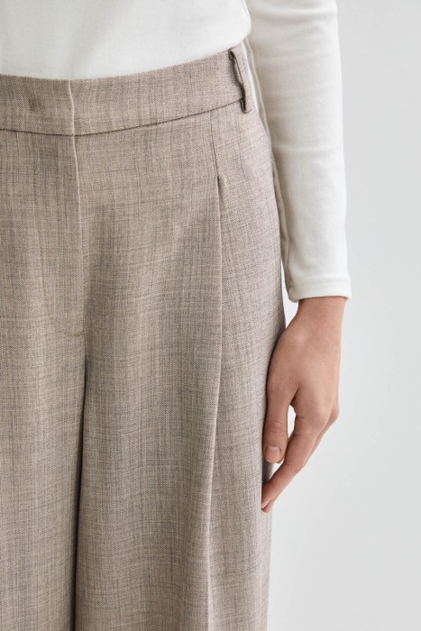 брюки с защипами из россии вид сбоку