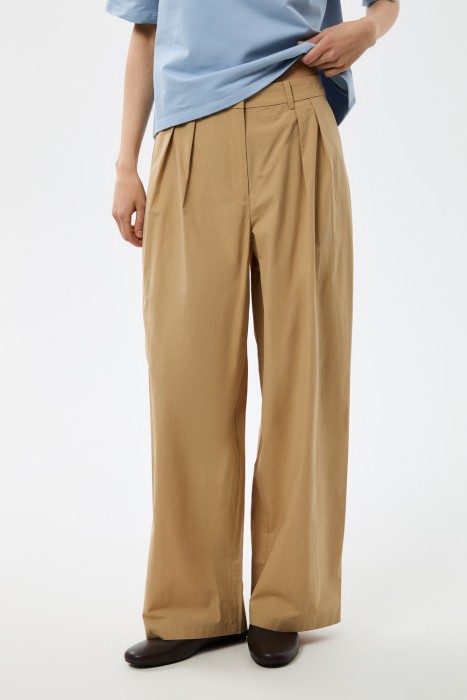 брюки с защипами от бренда снежная королева вид слева