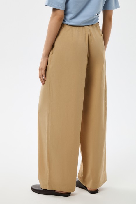 брюки с защипами по цене 3680 руб вид справа