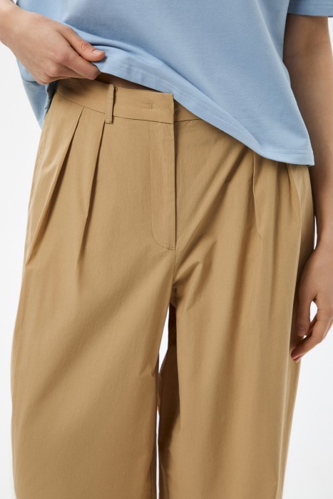 брюки с защипами из россии вид сбоку