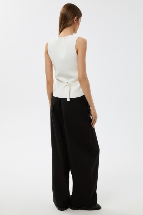 брюки с защипами по цене 3680 руб вид справа